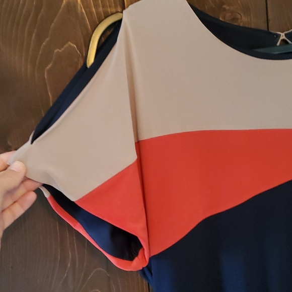 🛍 Colorblock Short-sleeve Shift Dress - Picture 2 of 5